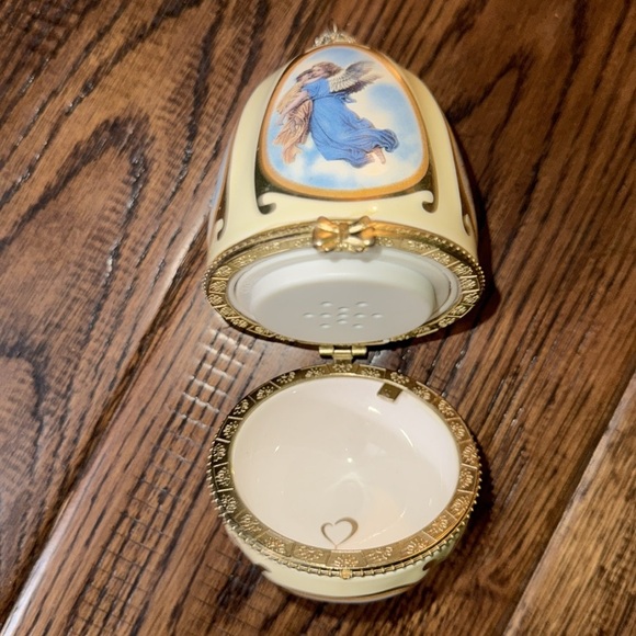 VTG Valerie Parr Hill Egg Trinket Music Box Ornament Porcelain Angels Heart - Picture 3 of 4